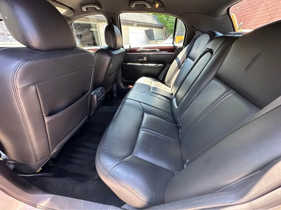 2010 Lincoln Town Car - Image 10 of 10