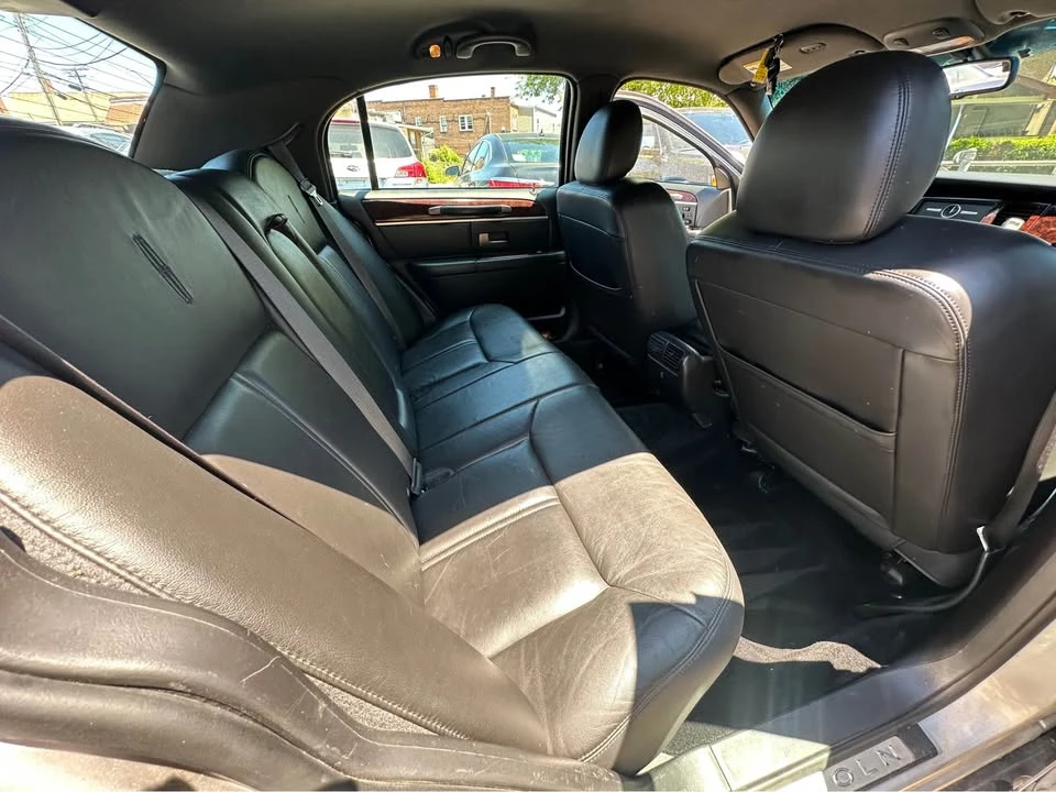 2010 Lincoln Town Car - Image 6 of 10