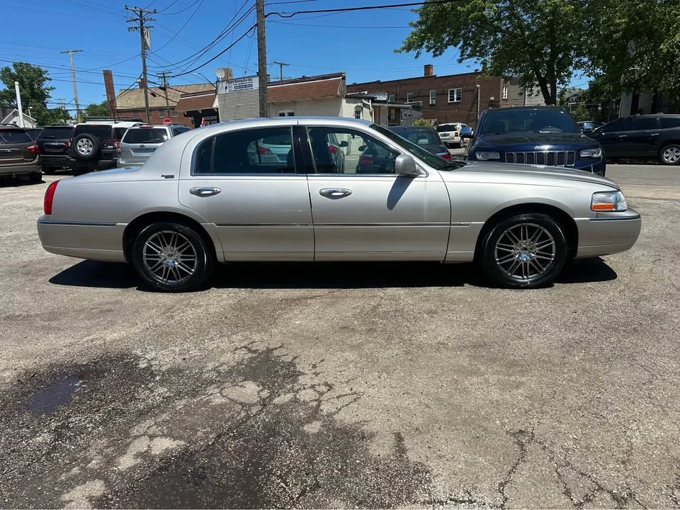 2010 Lincoln Town Car - Image 5 of 10