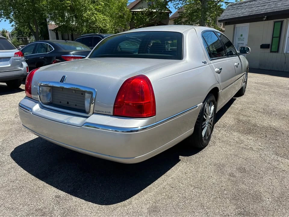 2010 Lincoln Town Car - Image 2 of 10