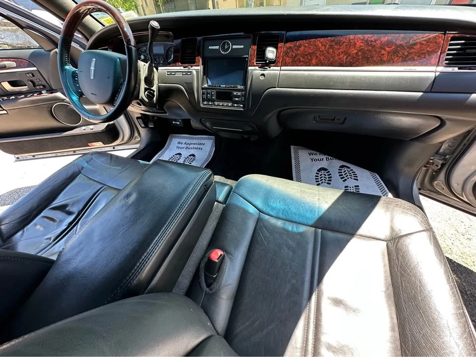 2010 Lincoln Town Car - Image 9 of 10