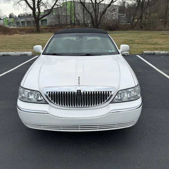 2010 Lincoln Town Car - Image 11 of 12