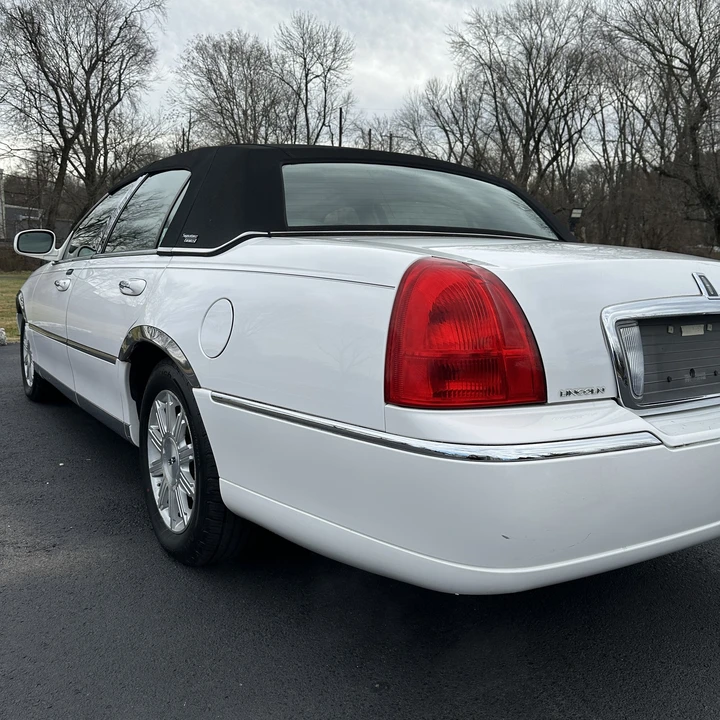 2010 Lincoln Town Car - Image 6 of 12