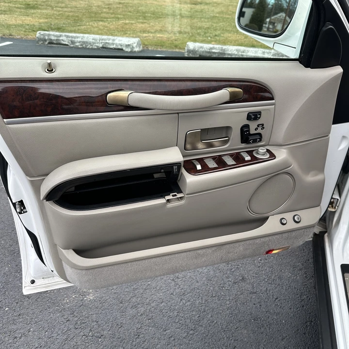 2010 Lincoln Town Car - Image 14 of 21