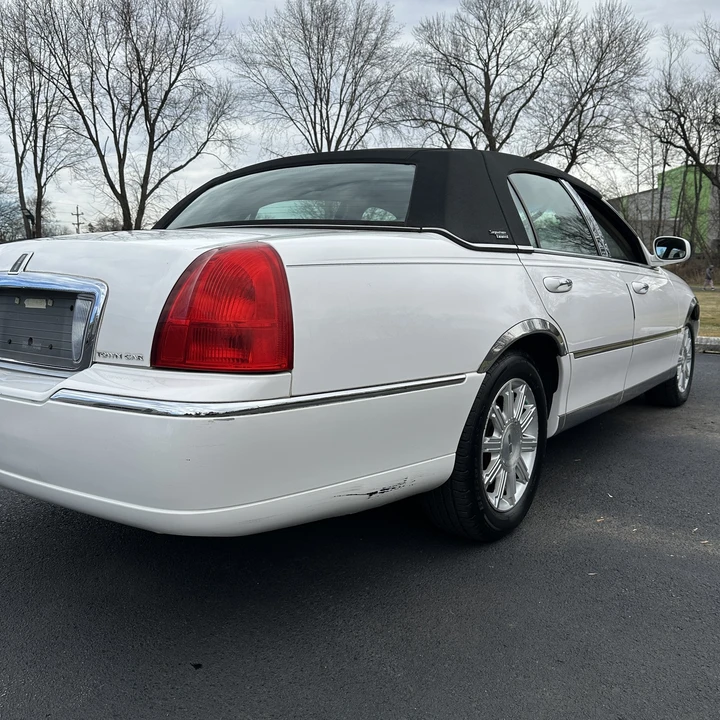 2010 Lincoln Town Car - Image 4 of 12
