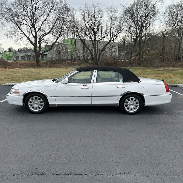 2010 Lincoln Town Car - Image 8 of 21