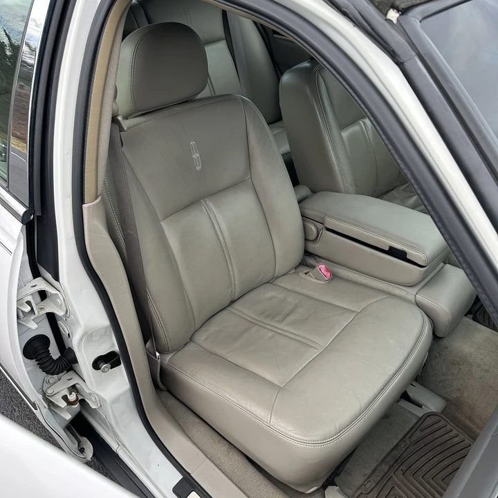 2010 Lincoln Town Car - Image 21 of 21