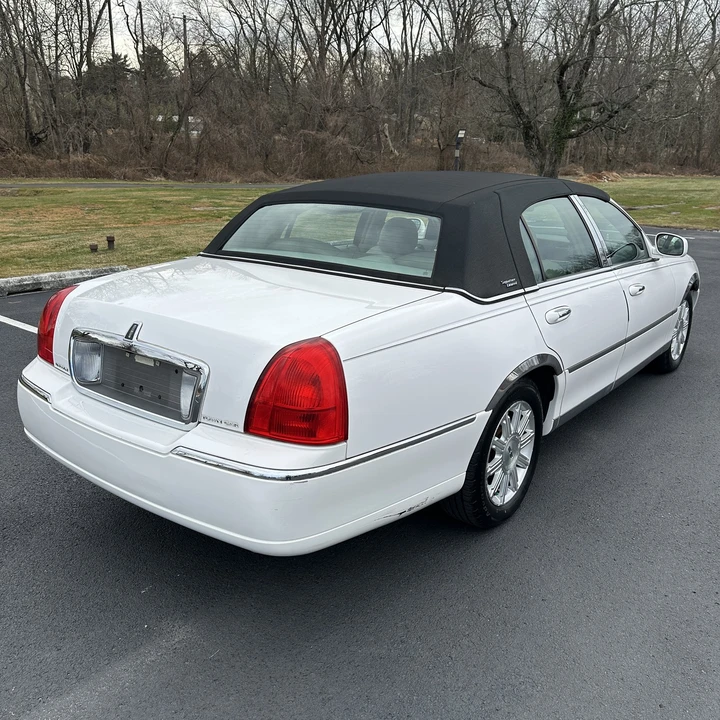 2010 Lincoln Town Car - Image 3 of 21