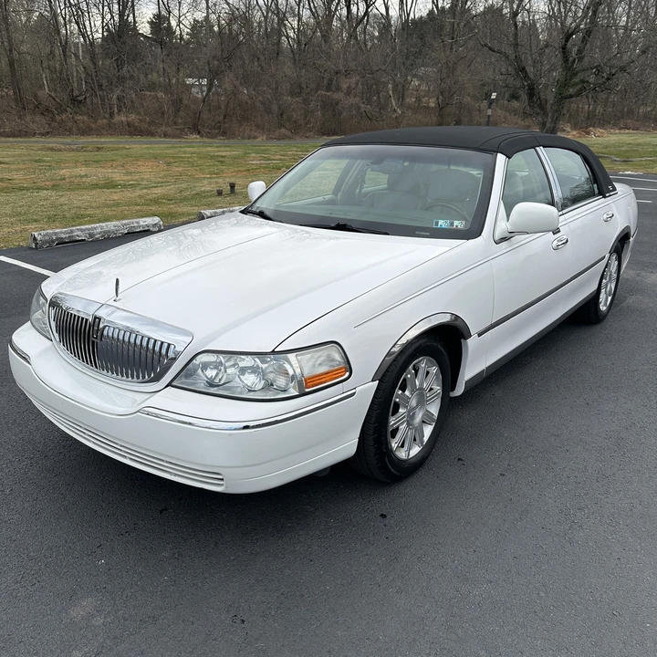 2010 Lincoln Town Car - Image 9 of 21