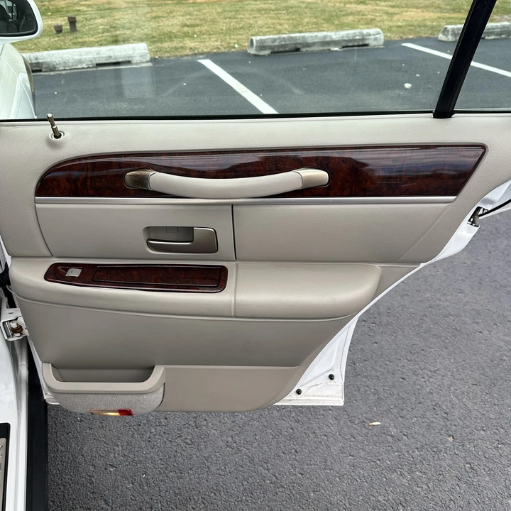 2010 Lincoln Town Car - Image 17 of 21