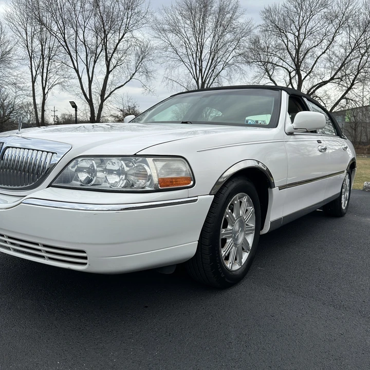 2010 Lincoln Town Car - Image 10 of 21