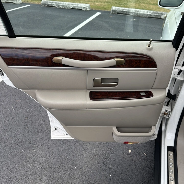 2010 Lincoln Town Car - Image 18 of 21