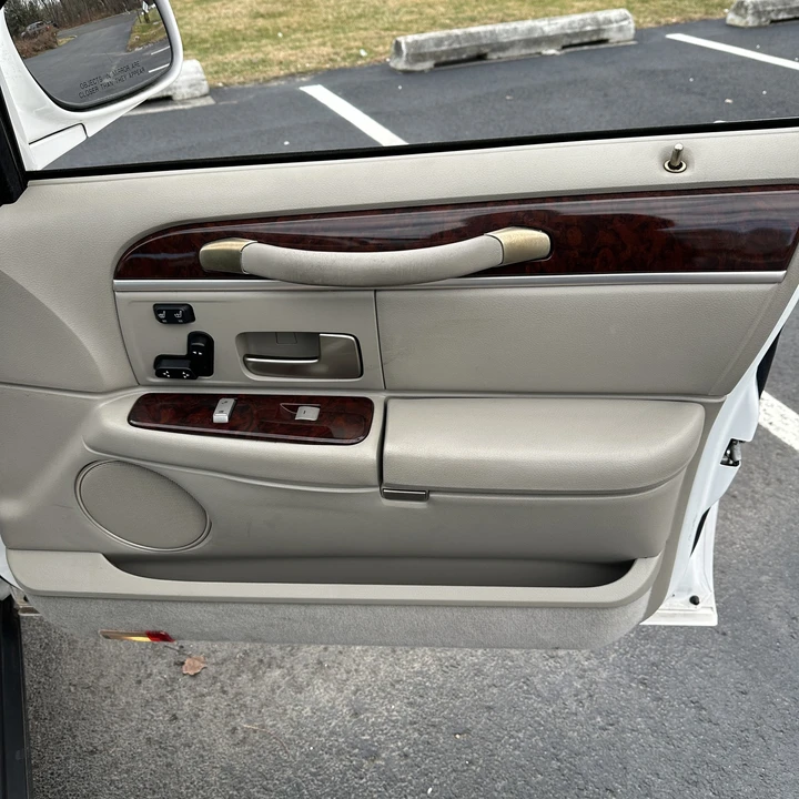 2010 Lincoln Town Car - Image 16 of 21