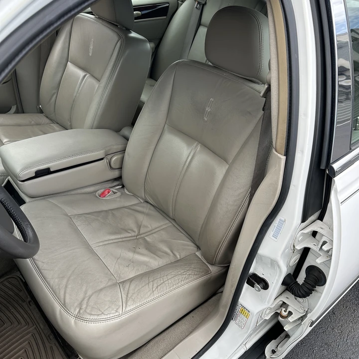 2010 Lincoln Town Car - Image 19 of 21
