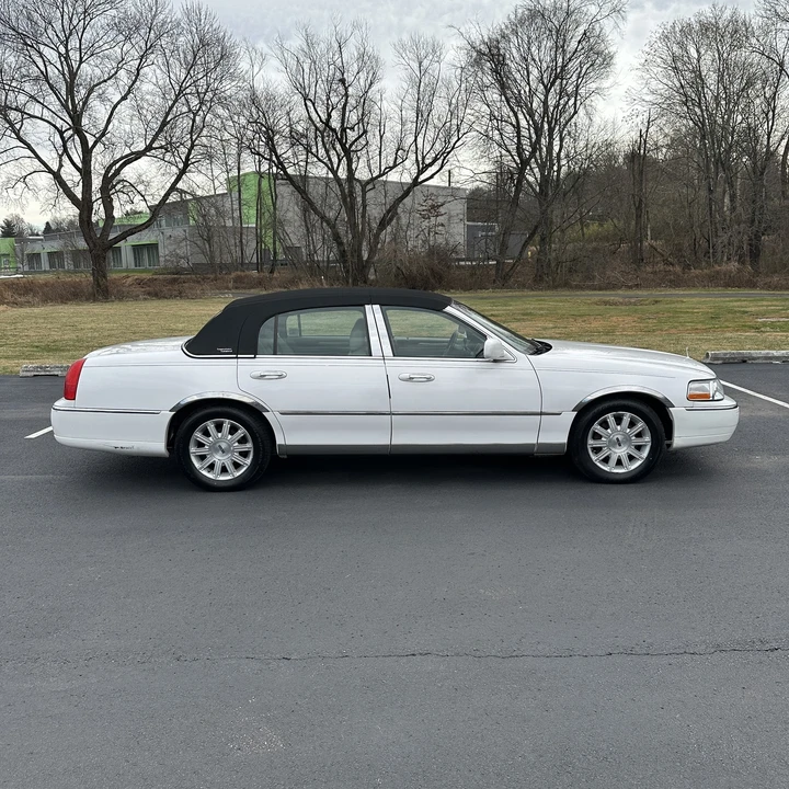 2010 Lincoln Town Car - Image 2 of 21