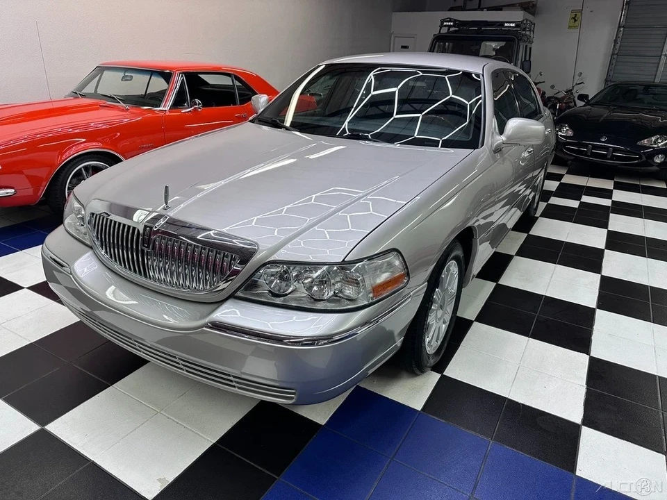 2010 Lincoln Town Car - Image 6 of 21