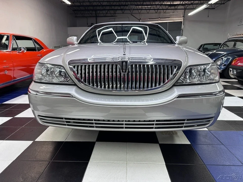 2010 Lincoln Town Car - Image 4 of 21