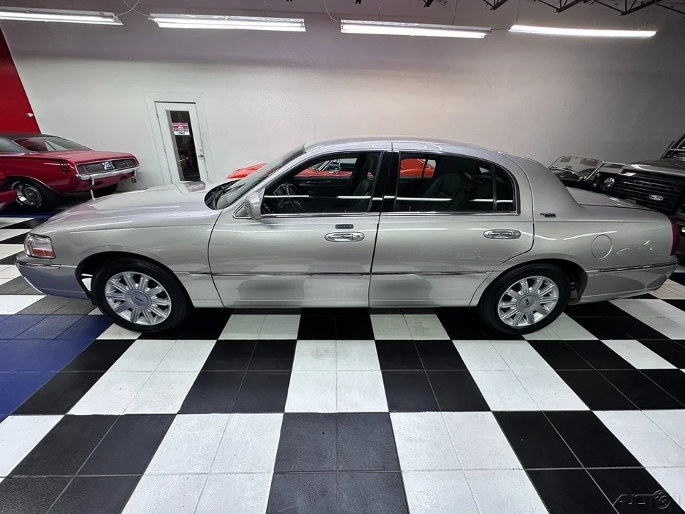 2010 Lincoln Town Car - Image 15 of 21