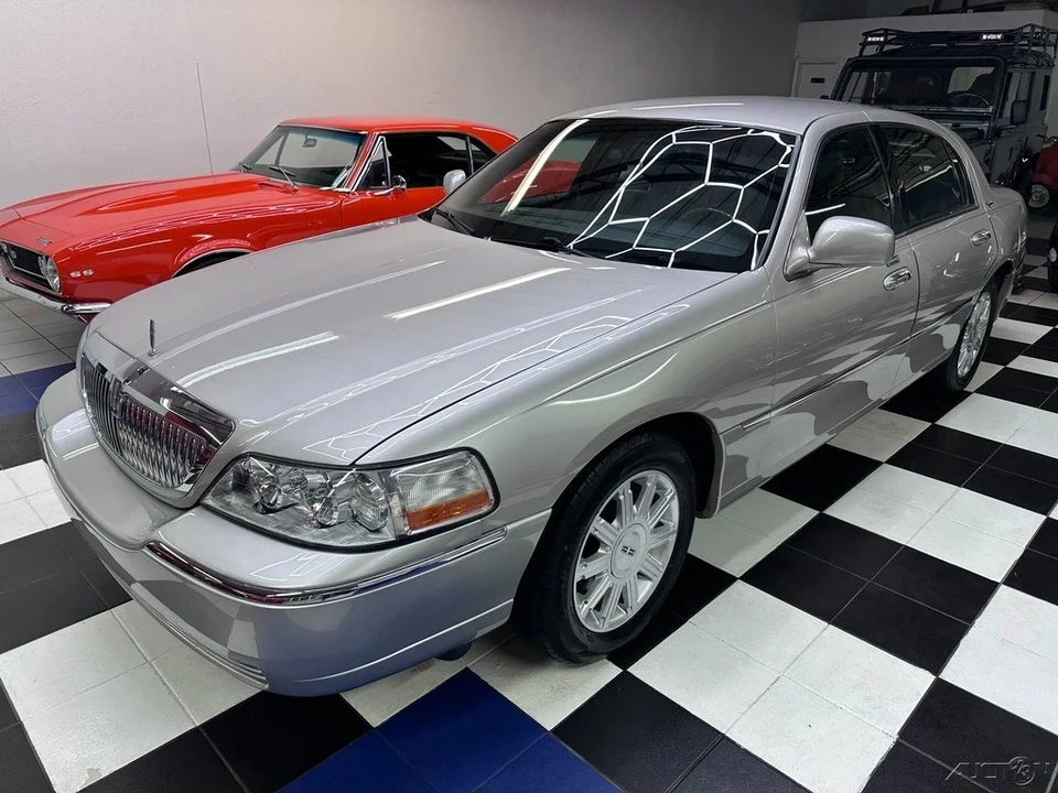 2010 Lincoln Town Car - Image 7 of 21