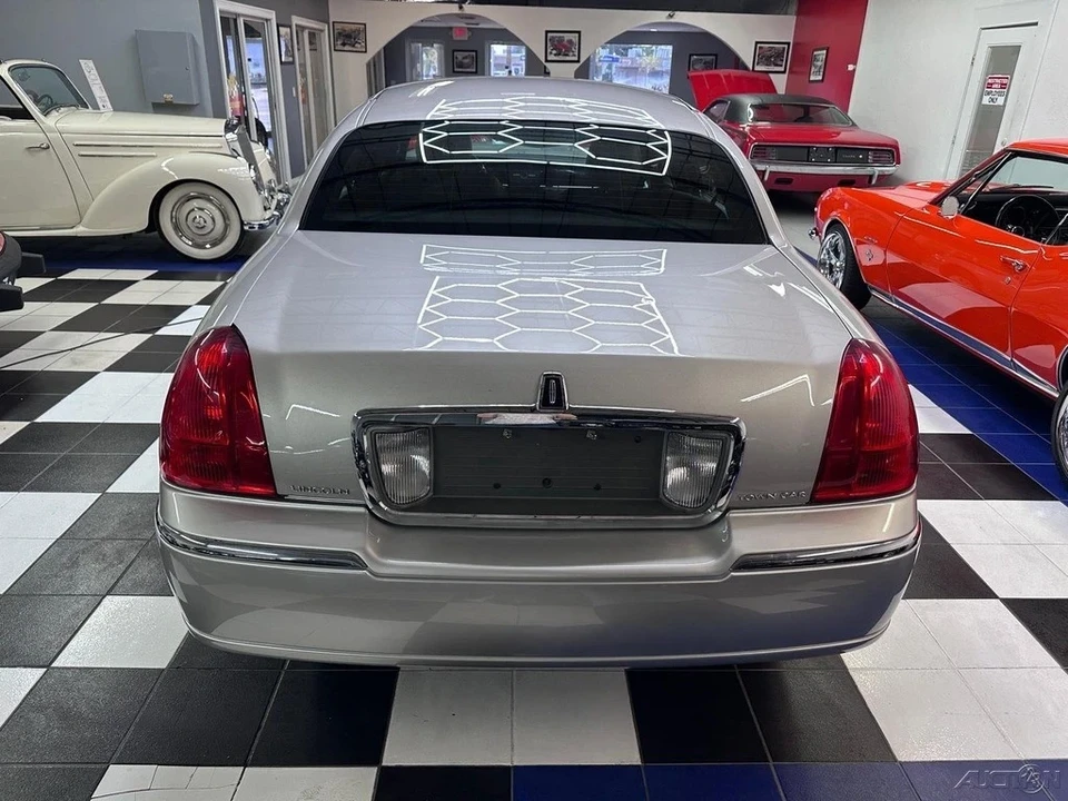 2010 Lincoln Town Car - Image 18 of 21