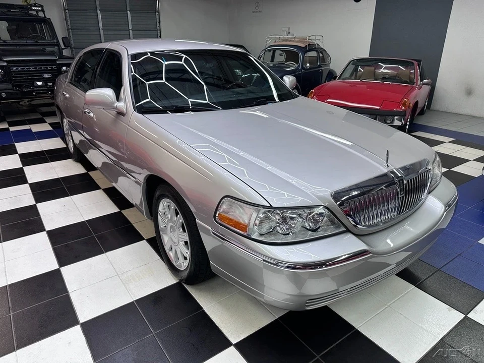 2010 Lincoln Town Car - Image 2 of 21