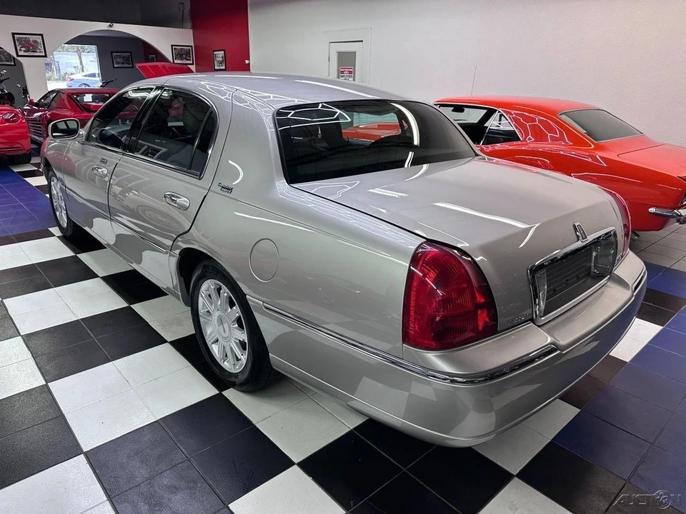 2010 Lincoln Town Car - Image 17 of 21