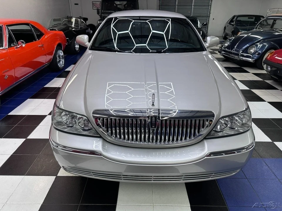 2010 Lincoln Town Car - Image 3 of 21