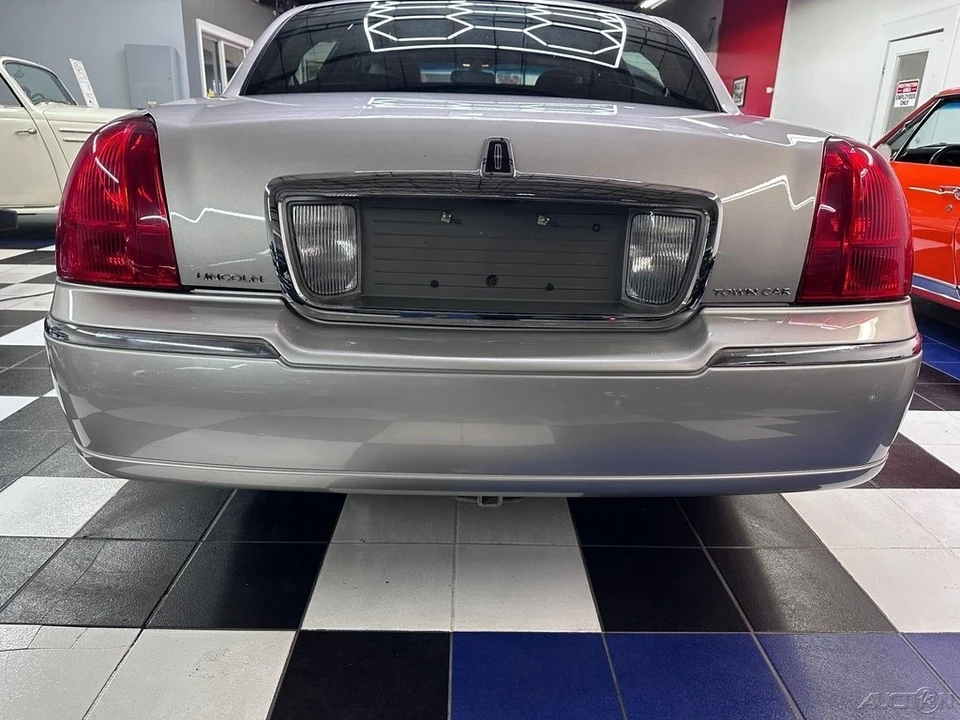 2010 Lincoln Town Car - Image 19 of 21