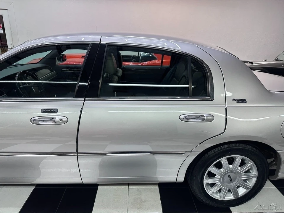 2010 Lincoln Town Car - Image 12 of 21