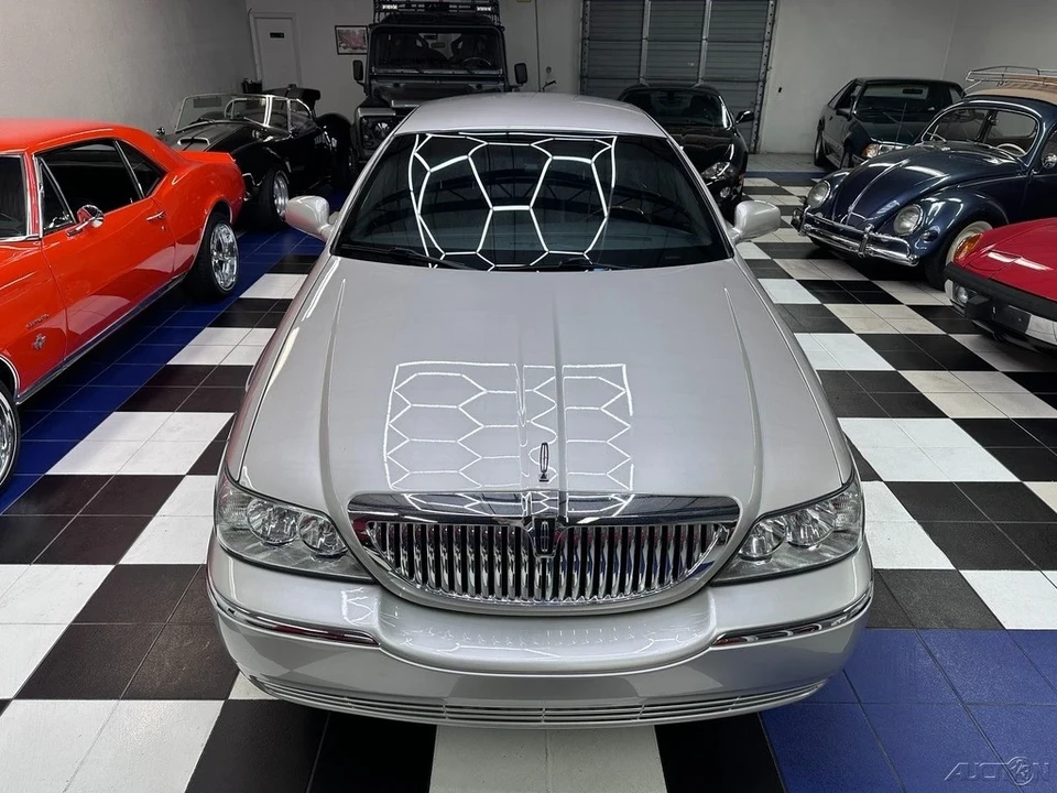 2010 Lincoln Town Car - Image 5 of 21