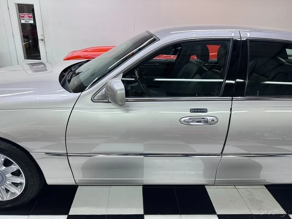 2010 Lincoln Town Car - Image 11 of 21