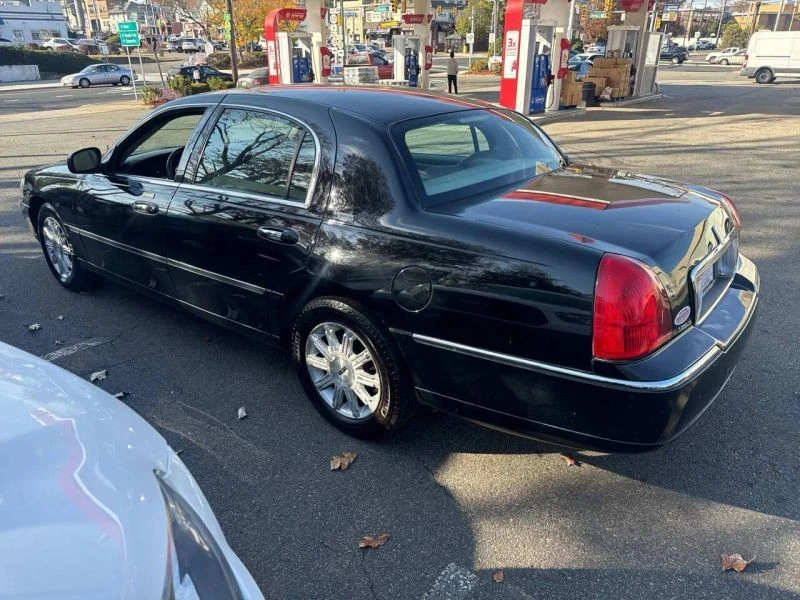 2010 Lincoln Town Car - Image 2 of 10