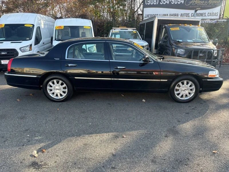 2010 Lincoln Town Car - Image 4 of 10