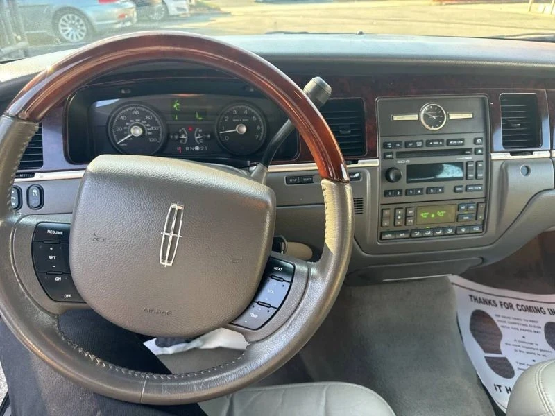 2010 Lincoln Town Car - Image 10 of 10