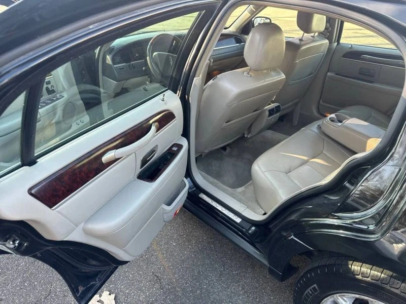 2010 Lincoln Town Car - Image 7 of 10