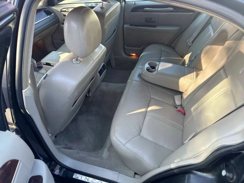 2010 Lincoln Town Car - Image 8 of 10