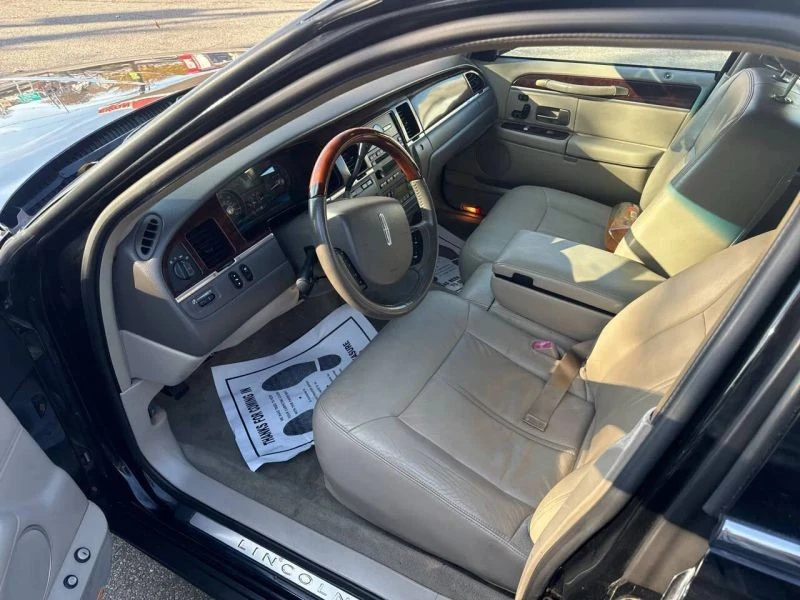 2010 Lincoln Town Car - Image 9 of 10