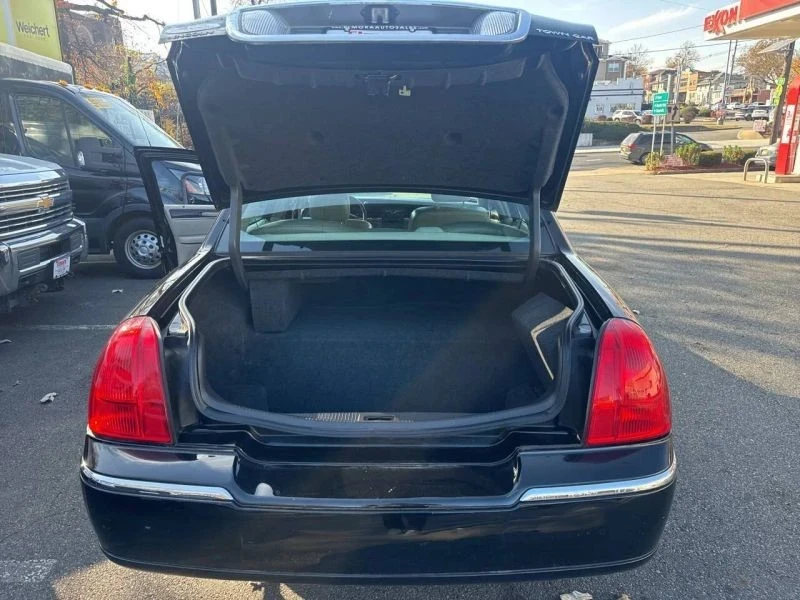 2010 Lincoln Town Car - Image 6 of 10