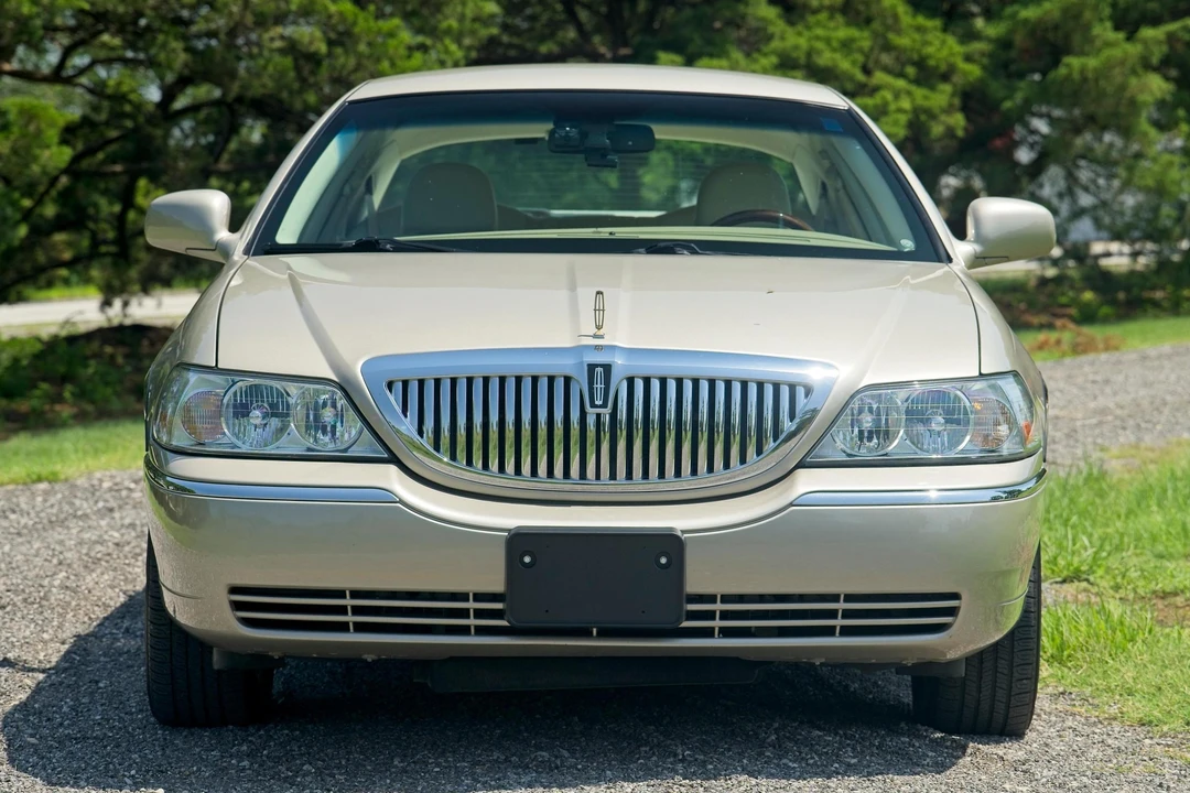 2010 Lincoln Town Car - Image 2 of 31