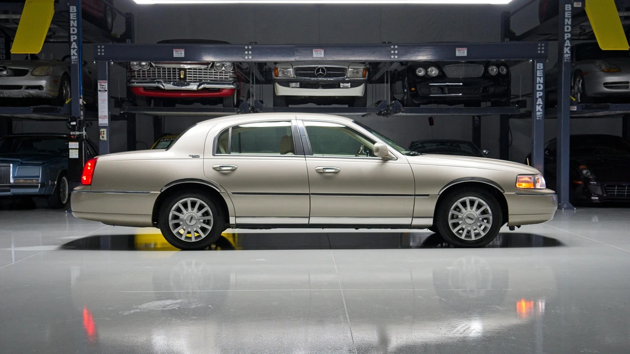 2010 Lincoln Town Car - Image 16 of 31