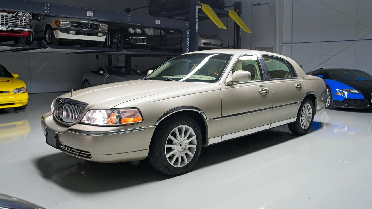 2010 Lincoln Town Car - Image 10 of 31