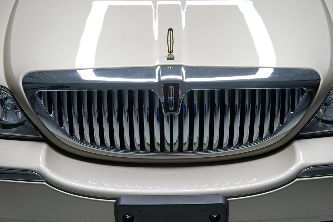 2010 Lincoln Town Car - Image 23 of 31