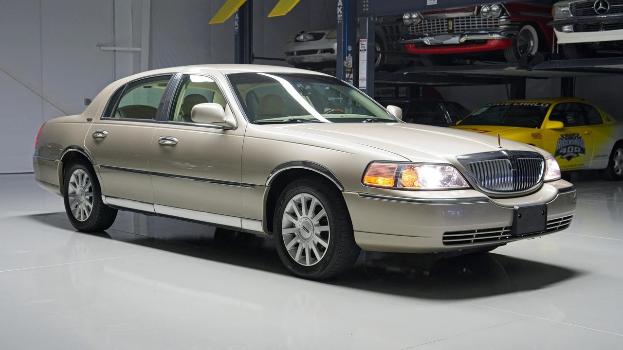 2010 Lincoln Town Car - Image 17 of 31