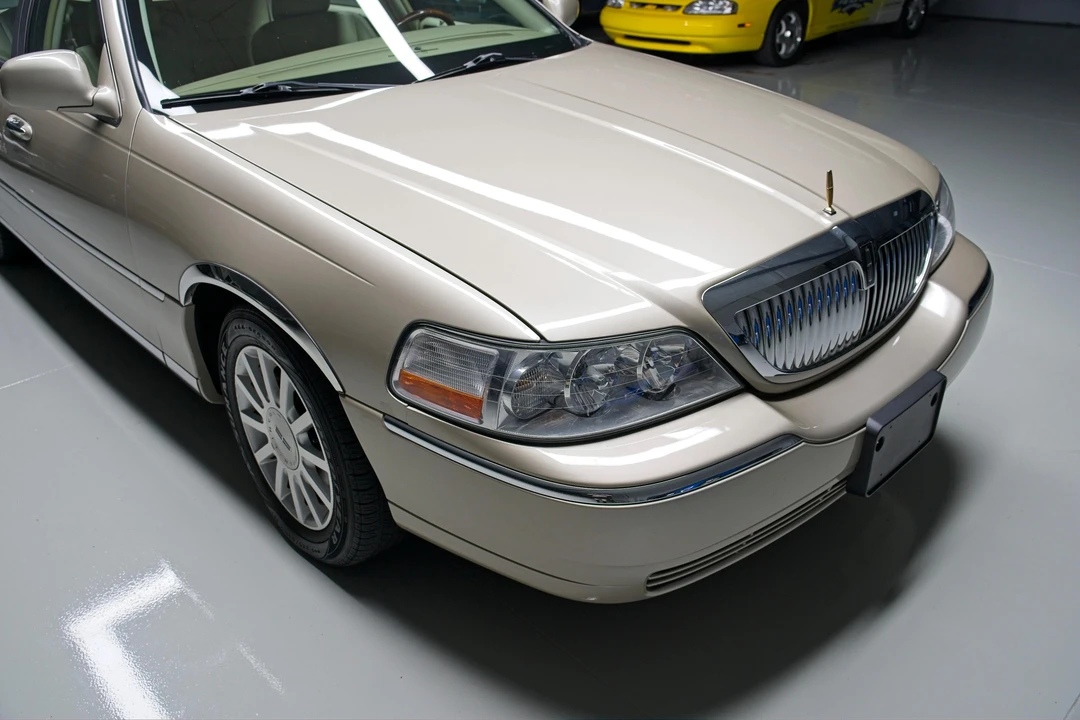 2010 Lincoln Town Car - Image 18 of 31