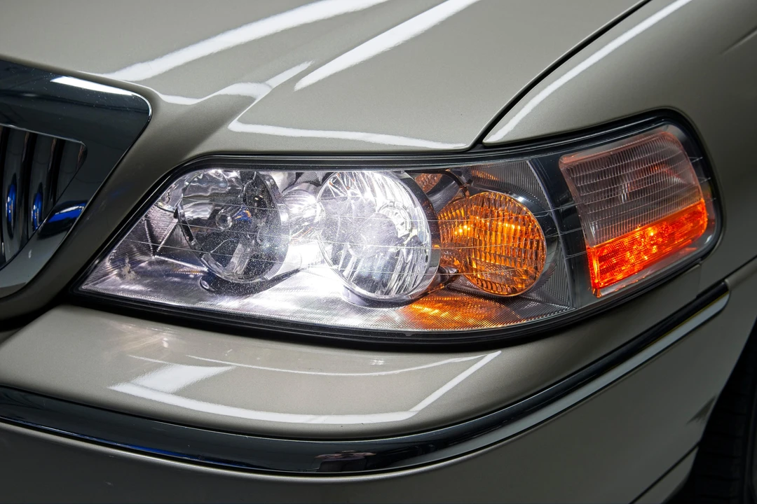 2010 Lincoln Town Car - Image 25 of 31