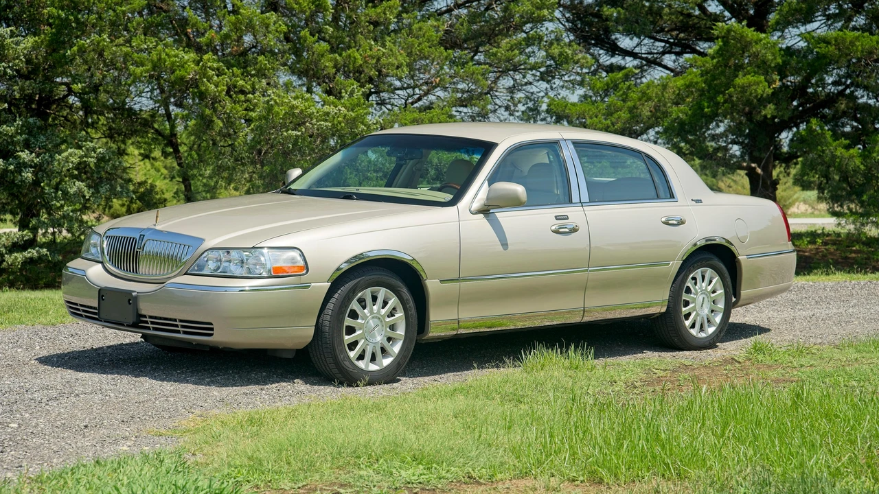 2010 Lincoln Town Car - Image 6 of 31