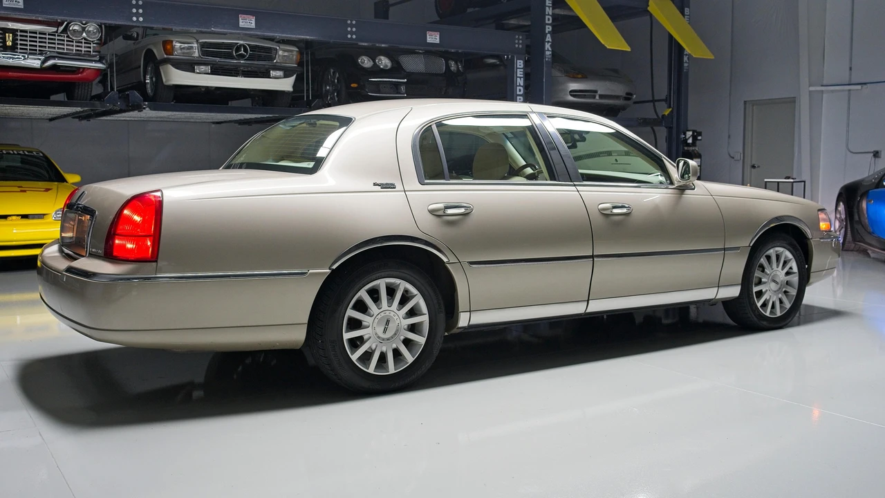 2010 Lincoln Town Car - Image 15 of 31