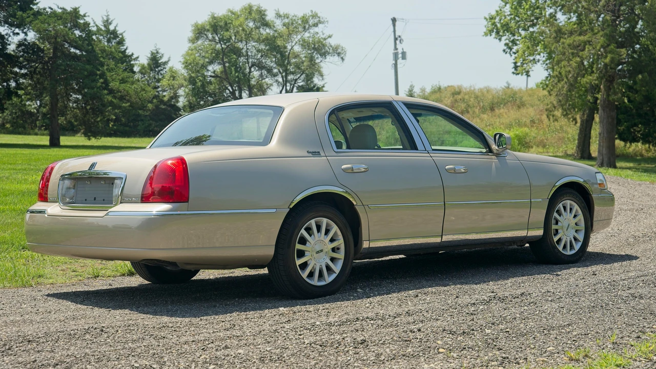 2010 Lincoln Town Car - Image 7 of 31