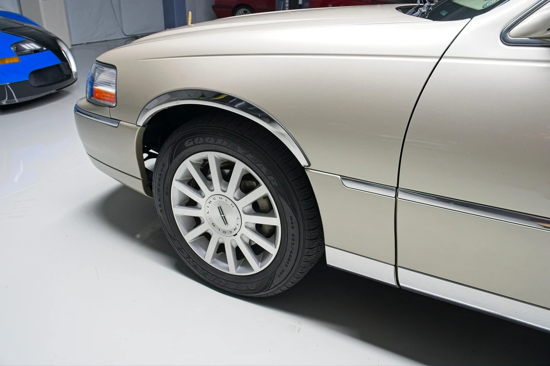2010 Lincoln Town Car - Image 28 of 31