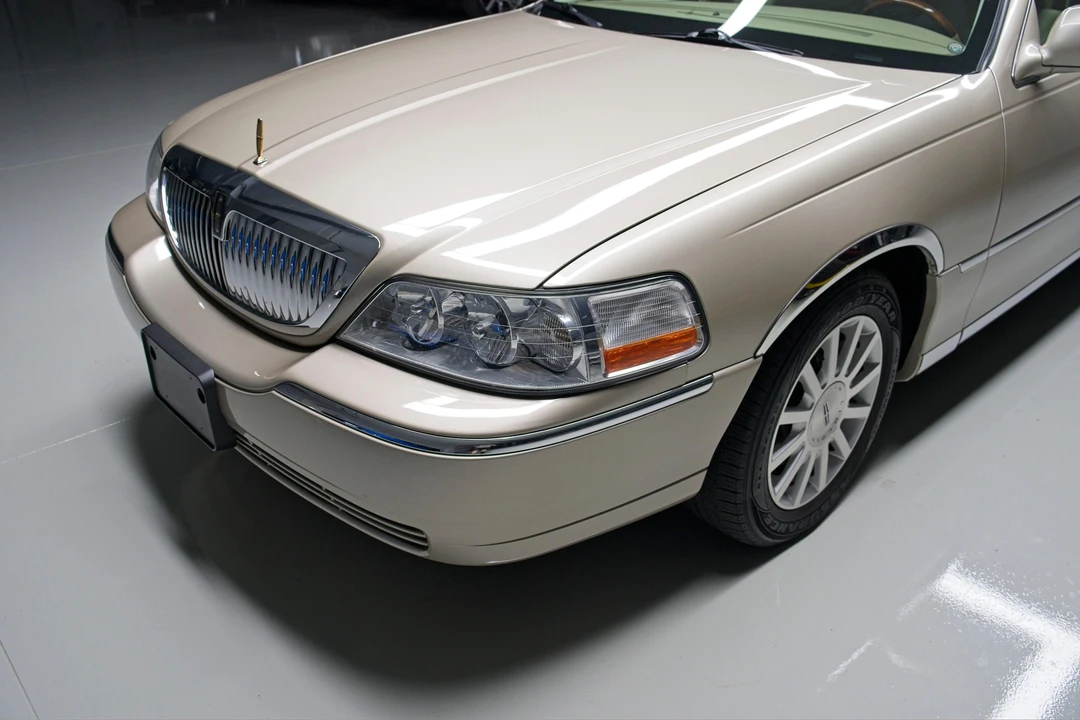 2010 Lincoln Town Car - Image 26 of 31